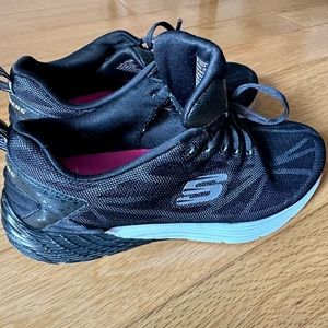 Black women’s Sketchers memory foam excellent condition size 7.5